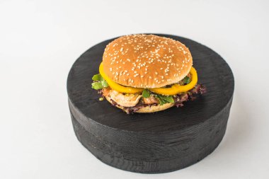 Burger. Beyaz arka plan üzerinde hamburger yakın çekim 
