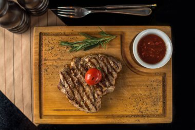Izgara biftek ahşap tahta üzerinde sos ile