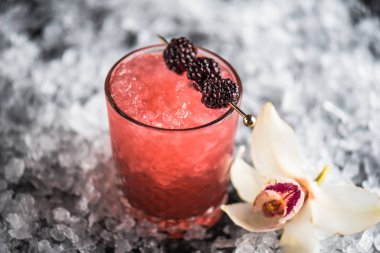 Kokteyl cam buz ile koyu arka plan üzerinde böğürtlen ile dekore edilmiş