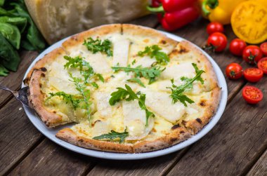 roka ile güzel pişmiş pizza ahşap masa üzerinde görmek