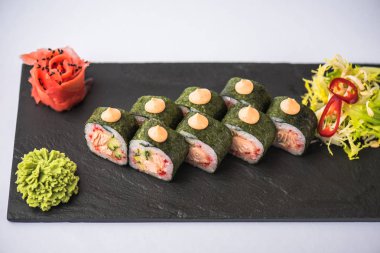 Japon suşi roll kayrak beyaz arka plan üzerinde yılları arasında görev yapmıştır