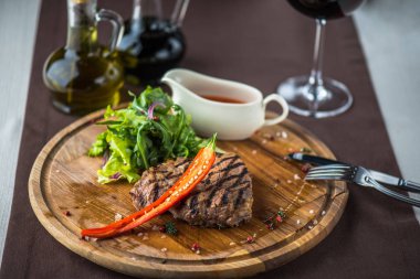 Taze otlar ve soğuk biber ile ızgara et biftek