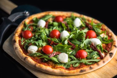 Pizza taze domates, roka ve mozzarella peyniri ahşap 