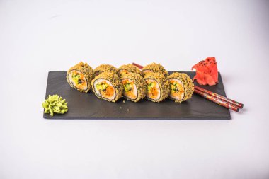 Japon suşi roll beyaz arka plan üzerinde yemek çubukları ile kayrak üzerinde servis tava