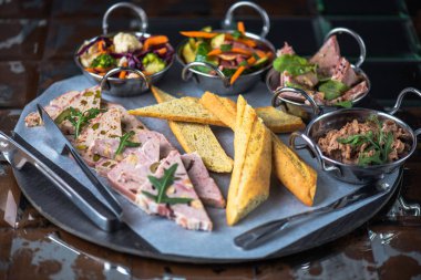 Tepsi farklı atıştırmalıklar ve ekmek parçaları