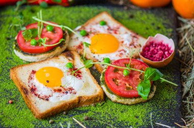 Slate üzerinde kahvaltı tost sahanda yumurta ve sebze ile servis