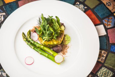 Renkli mozaik zemin üzerine plaka üzerinde kuşkonmaz ile sebze meze servis