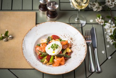 Buğulanmış sebze somon dilimleri ve yumurta pashot üst plaka ayarı tablo üzerinde devam eder