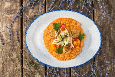 Risotto ile deniz ürünleri ahşap masa tabakta servis 