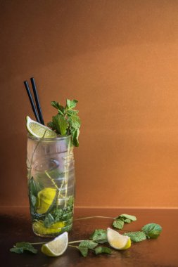 lezzetli mojito kokteyl cam kahverengi zemin üzerinde görmek