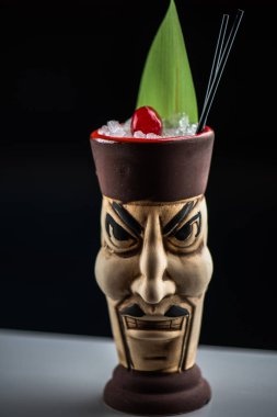 Lezzetli alkol kokteyl buz nane ile seramik kupa, koyu arka plan üzerinde greyfurt