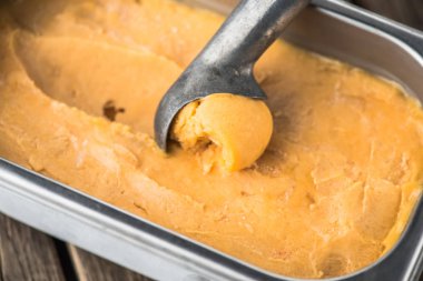 şeftalili dondurma kaşık kap içinde topu