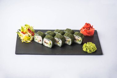 Japon suşi roll kayrak beyaz arka plan üzerinde yılları arasında görev yapmıştır