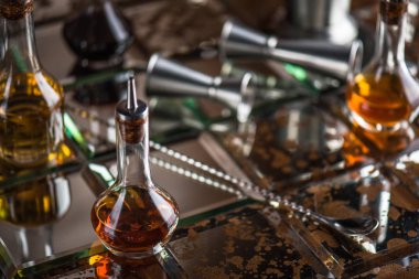 Bar masasında şuruplar ve kokteyl aksesuarları