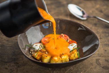 sürahi kase içinde peynirli sebze çorbası ahşap masanın üstüne dökme