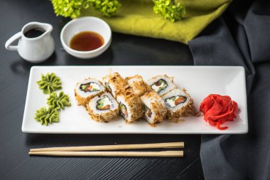 Siyah tabakta Japon geleneksel suşi roll bölümünü