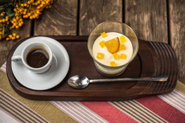 Krem peynir meyve tatlı tepsi ahşap masa üzerinde kahve Kupası ile cam