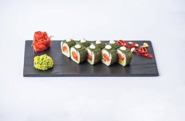 Japon suşi roll kayrak beyaz arka plan üzerinde yılları arasında görev yapmıştır