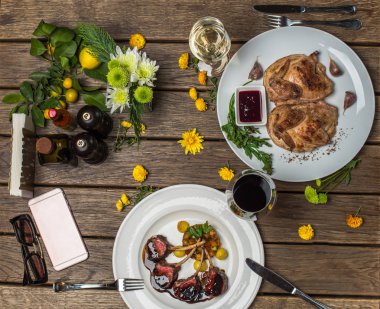 ahşap ayarı tablo et yemekleri ile beyaz tabaklarda servis