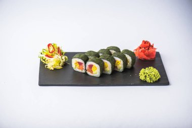 Japon suşi roll kayrak beyaz arka plan üzerinde yılları arasında görev yapmıştır