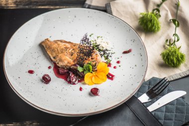 Tavuk göğsü tabakta et suyu ve dekor ile