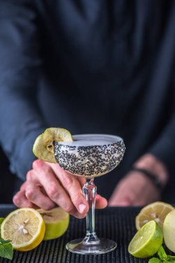 alkol cam counter bar kokteyl garson barmen closeup