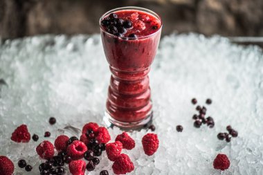 Kokteyl cam buz üzerinde yaban mersini taze ahududu, böğürtlen ile