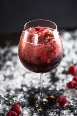 Kokteyl cam buz ve çilek ile koyu arka plan üzerinde çilek ile