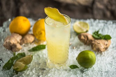 Narenciye kokteyl cam buz üzerinde üstte zencefil dilim