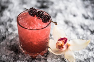 Kokteyl cam buz ile koyu arka plan üzerinde böğürtlen ile dekore edilmiş