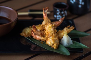 Kızarmış karides tempura yaprağına soya sos ile servis içinde