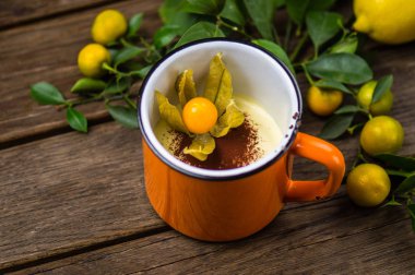 Şekerli tatlı physalis ahşap tablo ile süslenmiş kupa