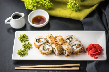 Siyah tabakta Japon geleneksel suşi roll bölümünü