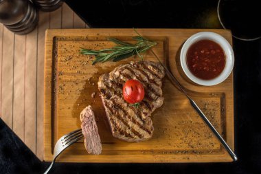 Izgara biftek ahşap tahta üzerinde sos ile