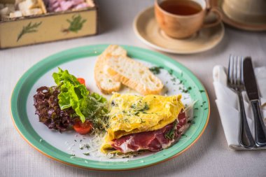 omlet, jambon ve tablo taze sebze ile Servis Kahvaltı