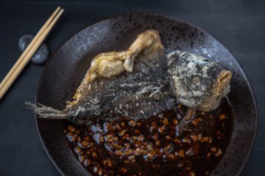 Siyah kase ızgara balık ile oryantal yemek