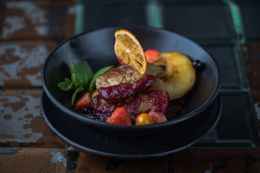 Taze çilek ile yağda kavrulmuş Dana eti