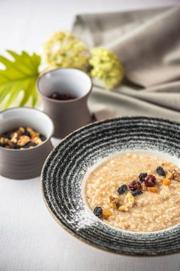 Plaka ile fındık ve kuru üzüm kahvaltıda yulaf lapası