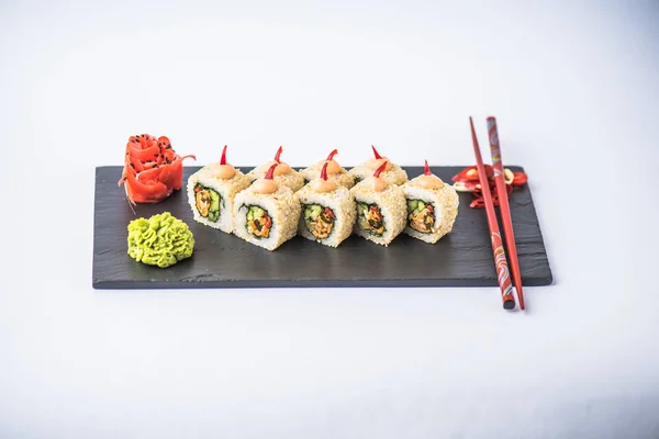 Japoński Sushi Roll Serwowane Łupek Białym Tle — Zdjęcie stockowe