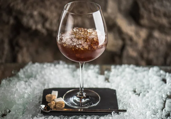 Kaffee Cocktail Glas Auf Verschwommenem Hintergrund Mit Eis — Stockfoto