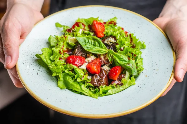 Manos Humanas Sosteniendo Plato Ensalada Verduras Frescas — Foto de Stock