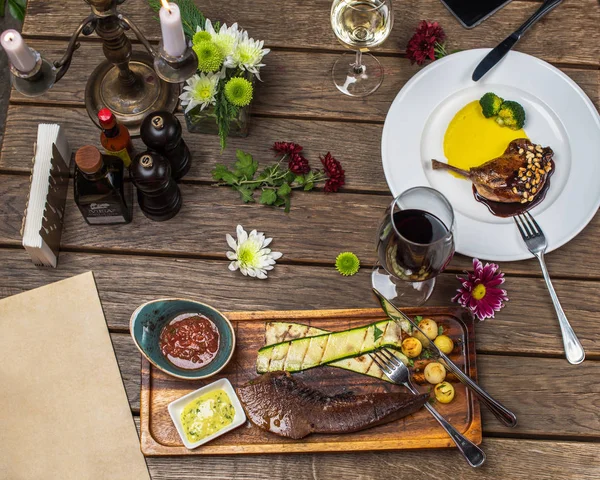 Holztisch Mit Fleischgerichten Auf Weißen Tellern — Stockfoto