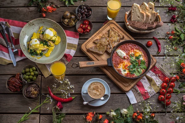 Сніданок Шашукою Оливками Перцем Помідорами Хлібом Соком Кавою Сільському Дерев — стокове фото