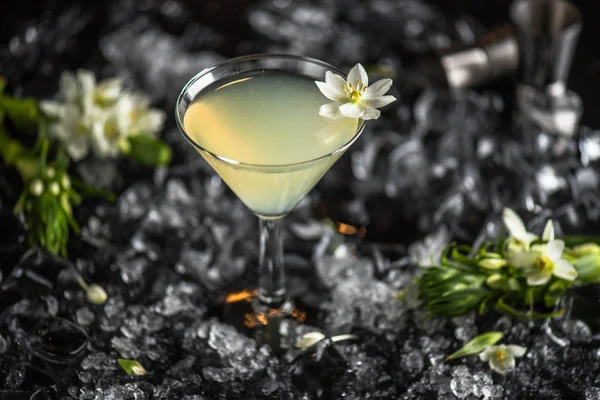 Cocktail Verre Décoré Fleurs Sur Fond Sombre Avec Glace — Photo