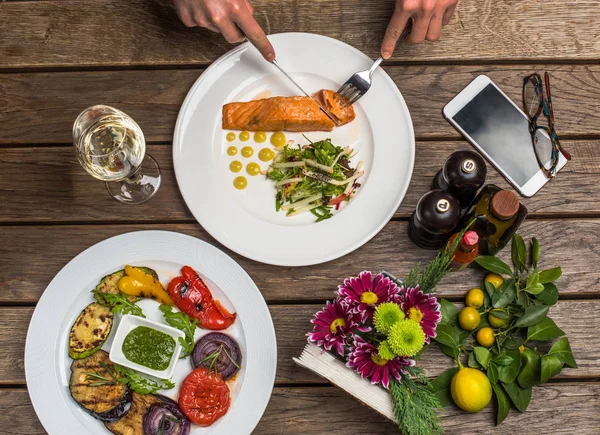 Abendessen Mit Lachs Salat Und Gegrilltem Gemüse Auf Tellern Auf — Stockfoto