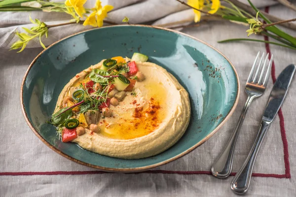 Hummus Traditionnel Servi Dans Bol Avec Des Légumes — Photo