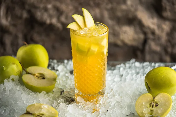 Cóctel Con Manzana Vaso Sobre Fondo Oscuro — Foto de Stock