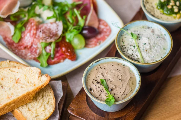 Diferentes Salsas Con Pan Salami Jamón Servidos Sobre Mesa —  Fotos de Stock