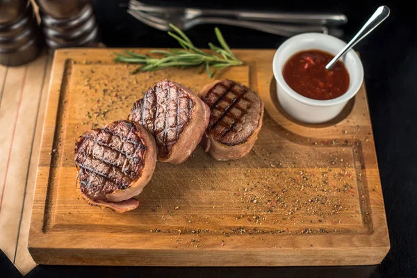 Carne Alla Griglia Filetto Manzo Bistecche Servite Tavola Legno Con — Foto Stock