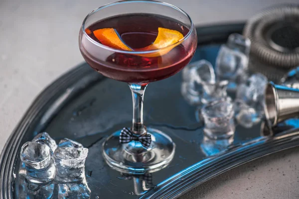 Cocktail Glas Mit Orangenhaut Auf Metalltablett Mit Eiswürfeln — Stockfoto